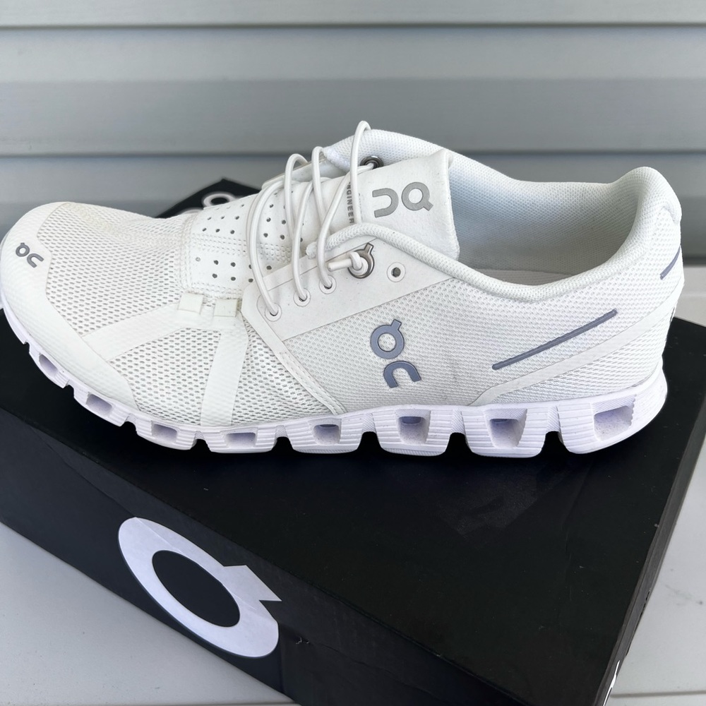 On Cloud women’s all white Cloud. Size 8.5. Worn once. Like new